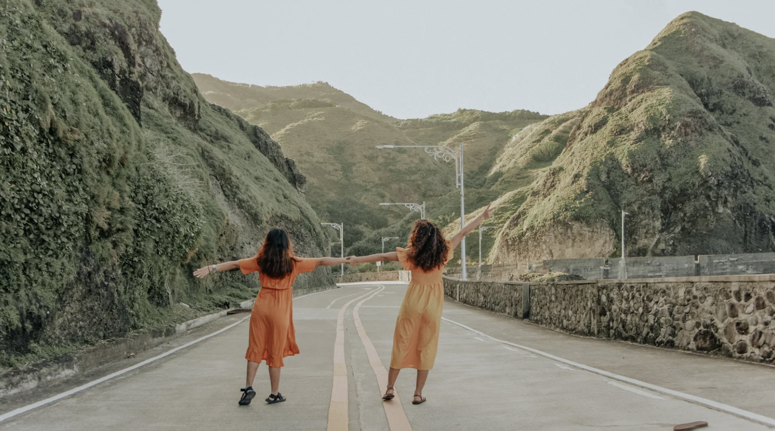 Image d'archive : Deux femmes qui se tiennent par la main